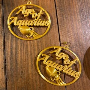 Amazing gold tone 3D printed “age of Aquarius” earrings 💛